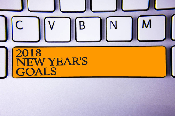 Escribiendo una nota mostrando los Objetivos de Año Nuevo 2018. Lista de cosas que desea lograr Teclado clave Intención crear mensaje de computadora teclado idea portátil
 - Foto, imagen