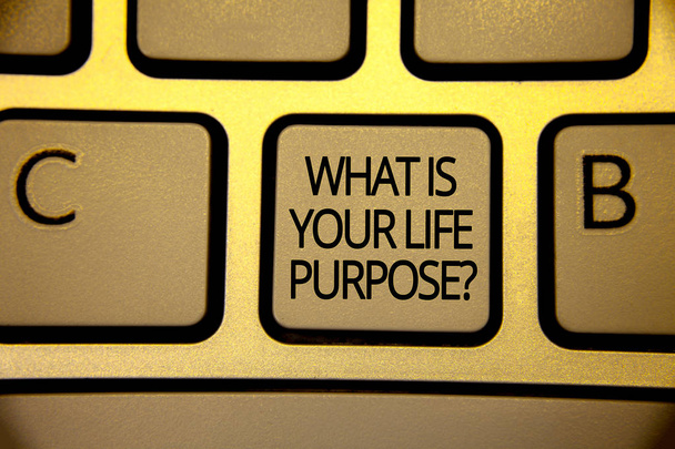 Word schrijven tekst wat Is Your Life Purpose vraag. Businessconcept voor persoonlijke bepaling doelstellingen bereiken doel bruin geel toets op het toetsenbord voornemen maken tekst berichten Computerpapier - Foto, afbeelding