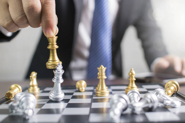 επιτυχία, της διαχείρισης και της ηγεσίας της επιχειρηματικής ιδέας, επιχειρηματίας που κινείται ο βασιλιάς σκάκι για να κερδίσει και επιτυχημένη  - Φωτογραφία, εικόνα