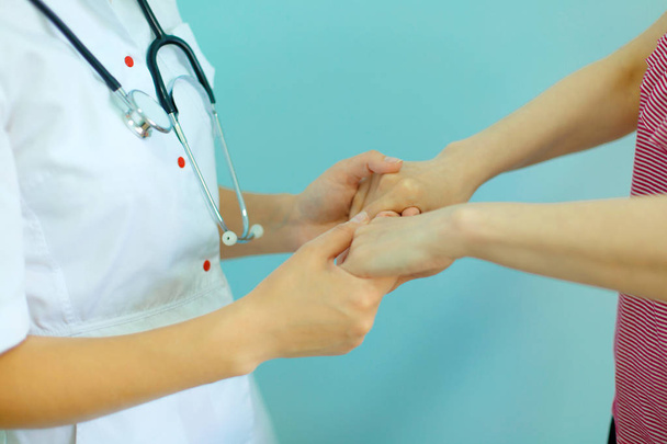 Женщины-врачи держат пациентов за руку для поощрения и сопереживания. Концепция партнерства, доверия и медицинской этики
. - Фото, изображение