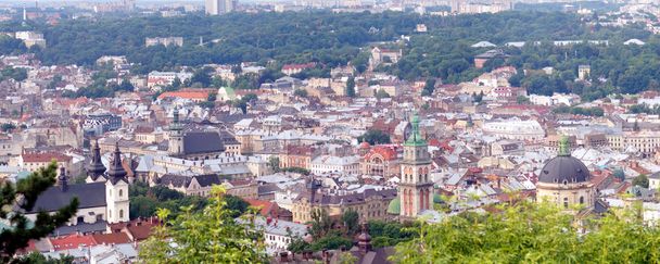 Kattojen ja kupolien keskustassa antiikin kaupungin Lviv, Ukraina. Panoraama kuva
. - Valokuva, kuva