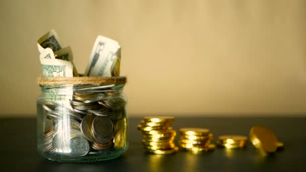 Geld sparen Münze in Glas. Symbol für Investieren, Geld behalten Konzept. Geldscheine in Glasdose als Spardose sammeln - Filmmaterial, Video
