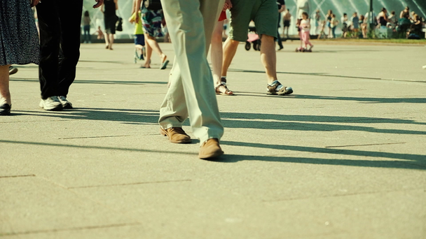 Multidão de pessoas andando em ruas ensolaradas
 - Filmagem, Vídeo