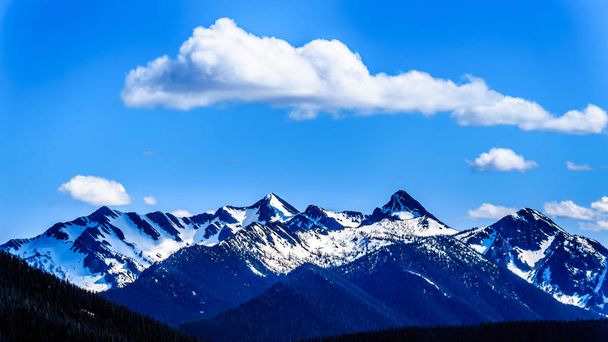 Die schroffen Gipfel des Kaskadengebirges an der US-kanadischen Grenze vom Kaskadenaussichtspunkt in einem bemannten Provinzpark in der schönen britischen Kolumbia, Kanada - Foto, Bild