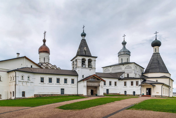 Вид на комплекс церквей со двора Ферапонтова монастыря, Россия
 - Фото, изображение