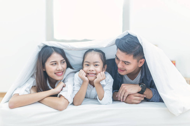 A happy asia family with kids in the living, Happy family mother, Father, Child daughter at home, Happy loving family, Father and his daughter child girl playing together - Foto, Bild