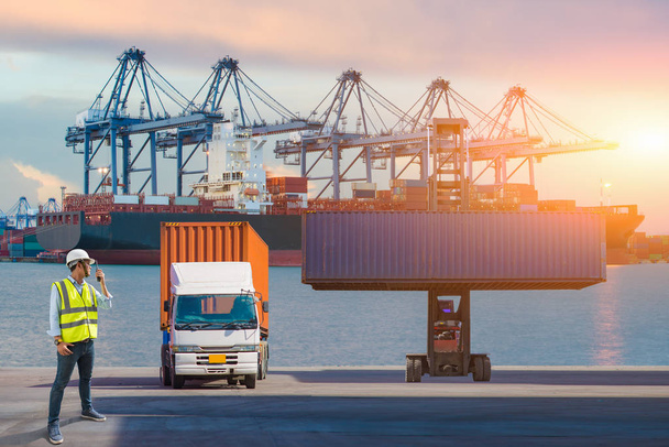 Форман контролює завантаження контейнерів коробки з вантажного судна для імпорту експорту, Форман контролює промисловий контейнерний вантажний корабель, бізнес логістична концепція, Імпорт і експорт концепція - Фото, зображення