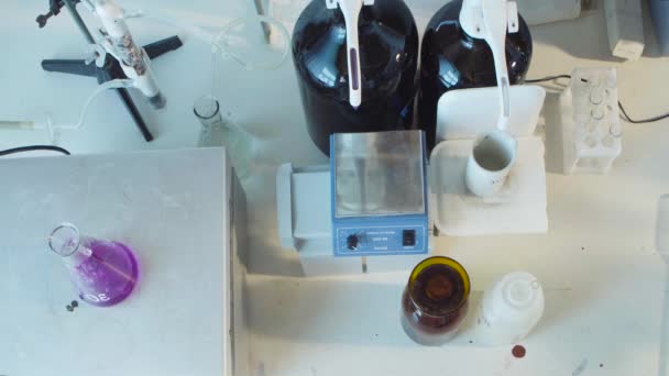 Kemiallisessa laboratoriossa Pullo kiehuvalla liuoksella
 - Materiaali, video