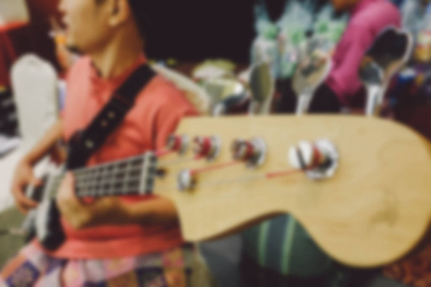 rozmazané a oříznout obrázek, člověk hrát elektrická kytara - Fotografie, Obrázek