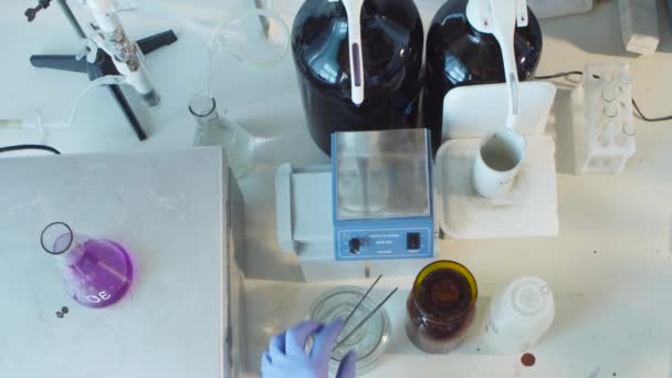 Kémiai laboratórium. A lombikot forró megoldás - Felvétel, videó