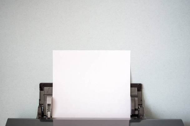 the printer prints on a white sheet of paper - Foto, afbeelding