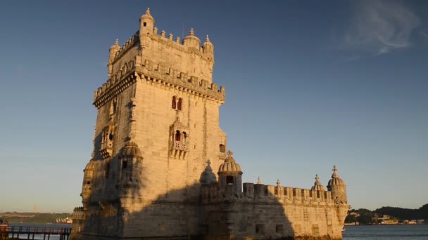 Lizbona, Portugalia. Belem wieży Torre de Belém jest Baszta, położone u ujścia rzeki Tag. - Materiał filmowy, wideo