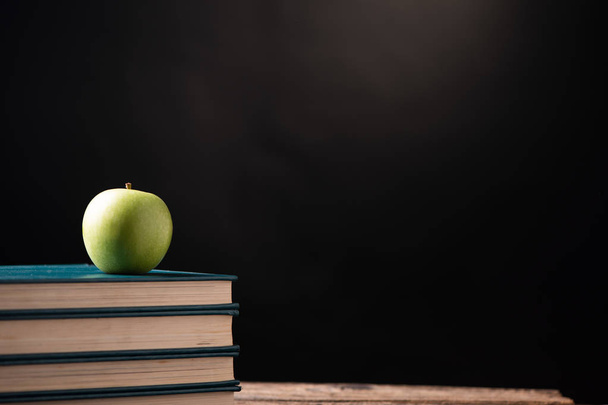 Pomme verte sur les livres dans un centre scolaire. Retour à l'école Concept
 - Photo, image