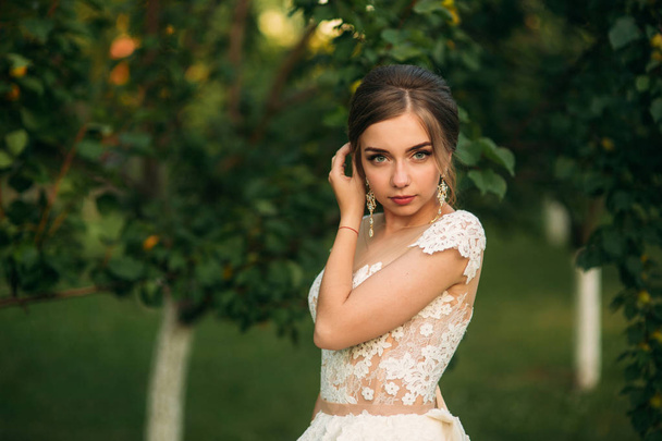Girl in wedding dress. Beautiful girl in garden - Foto, Bild