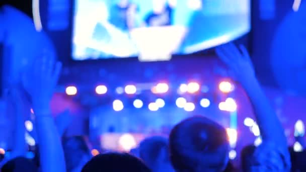 Emberek szórakozóhely, éjszakai elektronikus zenei koncerten a színpad előtt - Felvétel, videó