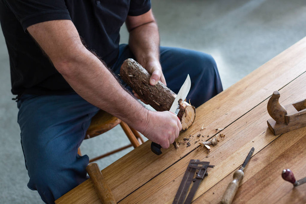 ワーク ショップのティーライトの素朴な木製キャンドル ホルダーを作る男 - 写真・画像