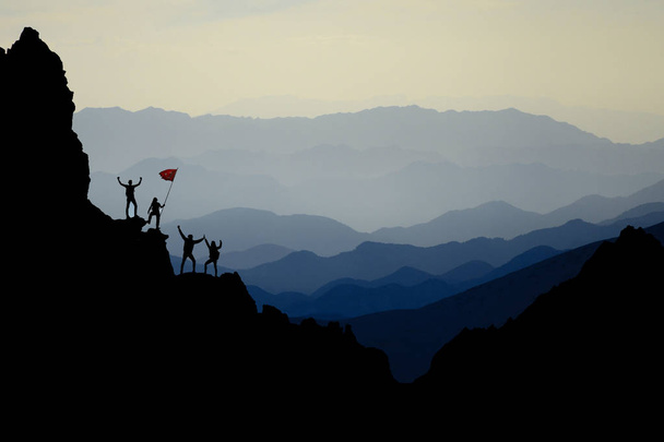 montañas extraordinarias, territorios desafiantes y un trabajo en equipo exitoso
 - Foto, imagen