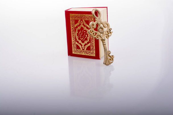 Retro sleutel en islamitische heilige boek Quran in mini formaat - Foto, afbeelding