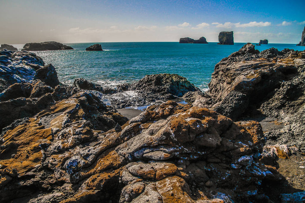 Spiaggia di sabbia nera in Islanda, Dyrhlaey, Reynisfjara Beach. Rocce e scogliere sulla spiaggia dell'oceano. Un luogo turistico popolare sulla costa meridionale dell'Islanda
. - Foto, immagini