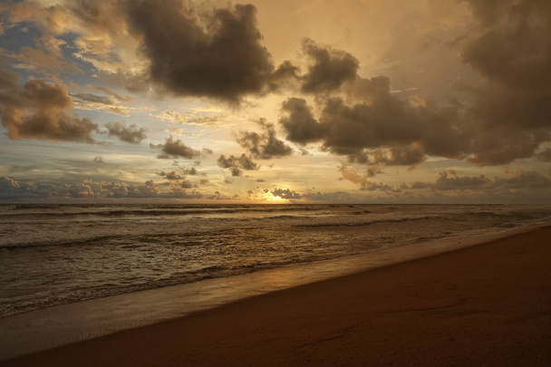 Seascape of the Indian ocean at sunset. The coast of Sri Lanka - Fotoğraf, Görsel