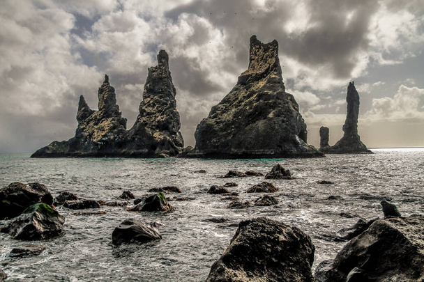 Musta hiekkaranta Islannissa, Reynisfjara Beach Vikin lähellä. Basaltti kiviä ja kallioita meren rannalla. Suosittu matkailukohde Islannin etelärannikolla
. - Valokuva, kuva
