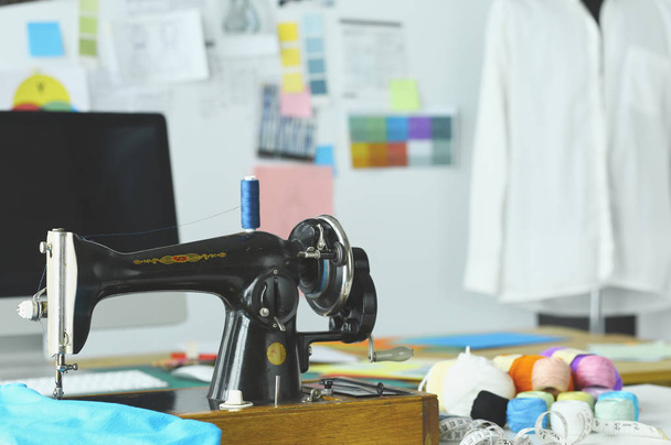 Retro ompelukone suunnittelija vaatteita työpöydälle
 - Valokuva, kuva