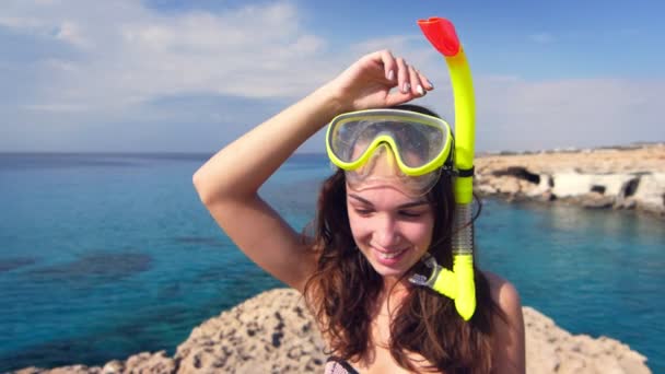 Усміхається жінка в дайвінг маску на тлі моря. Літній дайвінг на Кіпрі пляжі - Кадри, відео