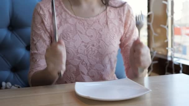brunette vrouw vereist een order in een café dat een lange tijd wacht - Video