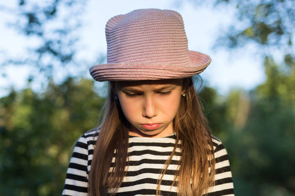 Surullinen nuori tyttö. Turhautuneita tunteita. Katkeruus ja viha, suru ja harmi käsite
 - Valokuva, kuva