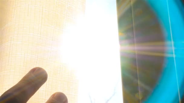 Handen open het gordijn op het venster. De stralen van de zon. Close-up. Slow Motion - Video