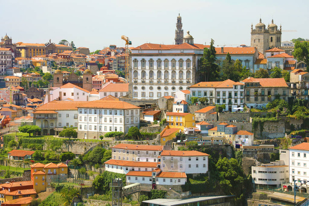 PORTO, PORTUGAL - 20 JUIN 2018 : vieille ville avec de Porto avec le Palais épiscopal (Pao Episcopal) vue de la ville Vila Nova de Gaia, Portugal
 - Photo, image