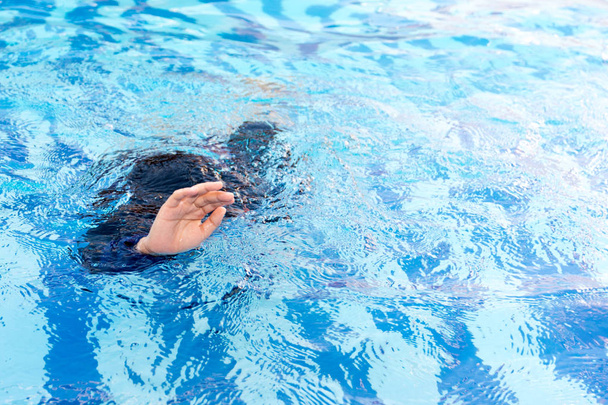 Мальчик тонет в бассейне
 - Фото, изображение