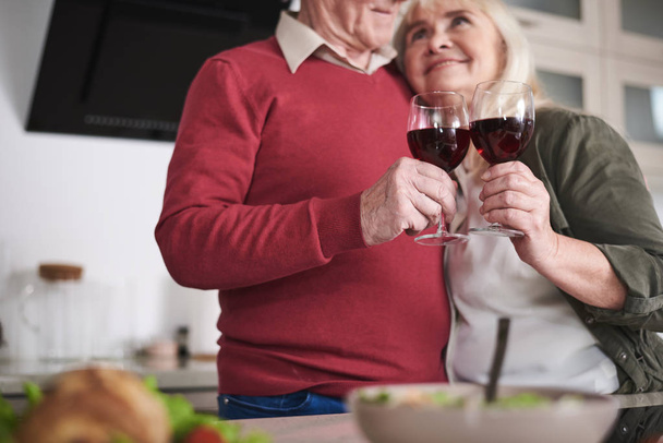 Old male and female celebrating special event in kitchen - Zdjęcie, obraz