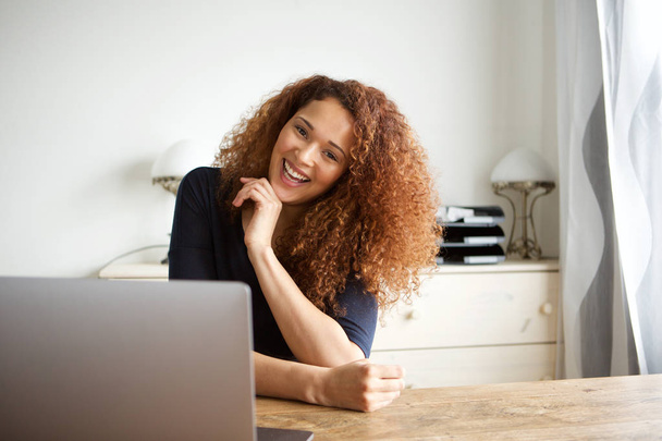 Retrato de jovem mulher feliz com computador portátil em casa
 - Foto, Imagem
