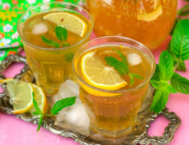 Чай со льдом с мятой, лимоном и кубиками льда
 - Фото, изображение