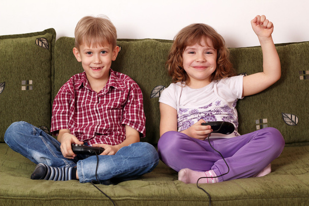 little girl and boy play video game - Фото, изображение