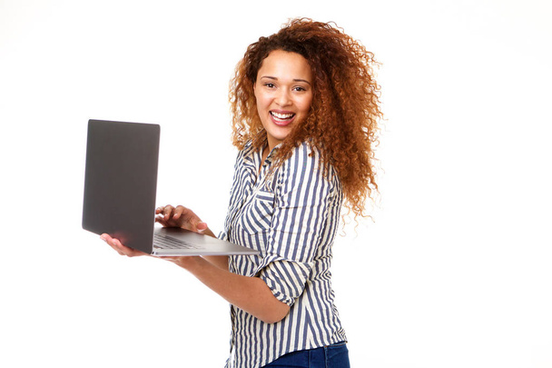 Nevetve laptop elszigetelt fehér háttér a boldog fiatal nő portréja - Fotó, kép