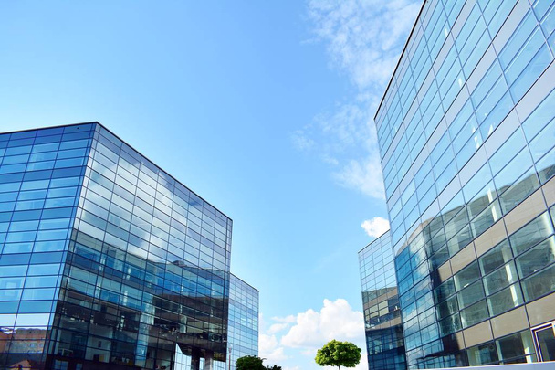 都市の抽象的な背景、モダンなガラス張りの外観の詳細オフィス ビジネスの構築 - 写真・画像