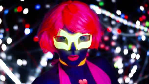 szexi női disco táncos pózol UV jelmez - Felvétel, videó