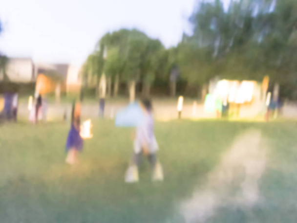 Crianças abstratas se divertindo com fogos de artifício brilhantes e brilho no evento de celebração de 4 de julho em Irving, Texas, EUA. Grupo diverso de moradores locais multidão comemorar 4 de julho à noite
 - Foto, Imagem
