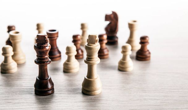 šachové figurky na šedém pozadí a černé a bílé šachové Králové zblízka - Fotografie, Obrázek