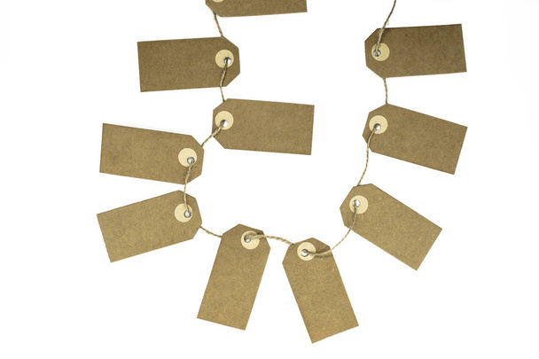 Чистые коричневые карточки с копировальным местом на коричневой веревке, как гирлянда и изолированные на белом фоне
 - Фото, изображение
