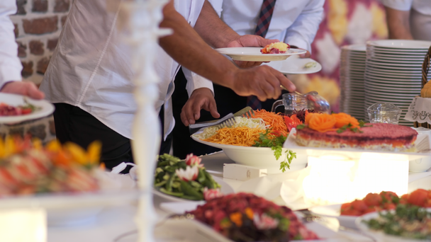 люди группы питание шведский стол питание в помещении в роскошном ресторане с мясом красочные
 - Кадры, видео