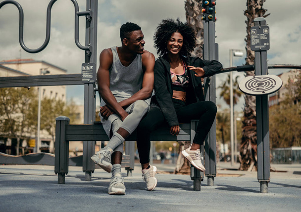 Jeune couple noir heureux à l'extérieur
 - Photo, image