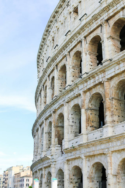 Vértes nappali fény Colosseum, Róma, Olaszország. - Fotó, kép