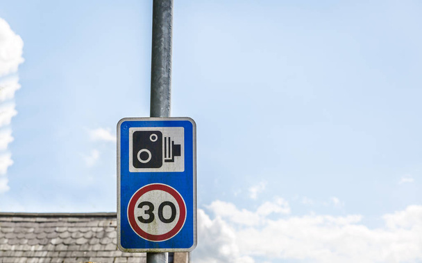 Anglická značka označující maximální rychlost 30 mil a fotoaparát nahrává, Velká Británie - Fotografie, Obrázek