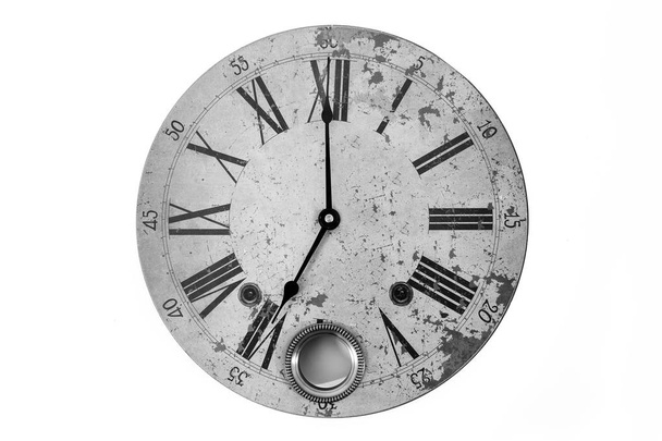 Velho relógio vintage no fundo branco. Grande relógio redondo vista superior e isolado, conceito preto e branco
. - Foto, Imagem