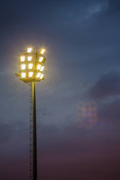 Stadion sportowy jasne światła na pochmurny wieczór w Johannesburg South Africa - Zdjęcie, obraz