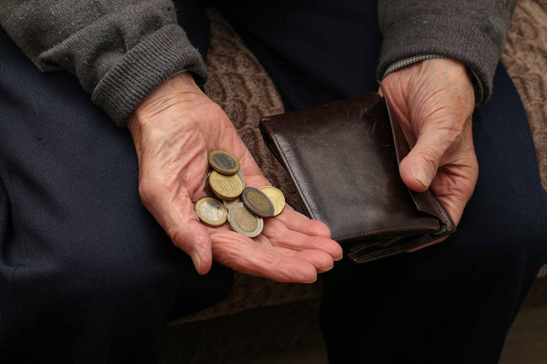 Pensjonat / pieniędzy w rękach starego człowieka - Zdjęcie, obraz