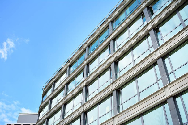 Αστική αφηρημένα φόντο, λεπτομέρεια από μοντέρνα γυάλινη πρόσοψη, κτίριο γραφείων επιχειρήσεων - Φωτογραφία, εικόνα